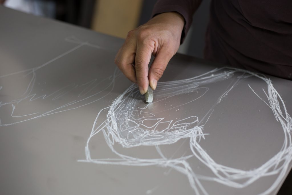 dessin sur feuille d'acier